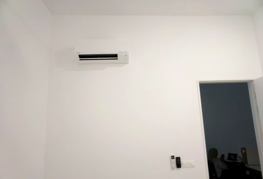 Daikin wall-mounted indoor air-conditioning unit, clean installation